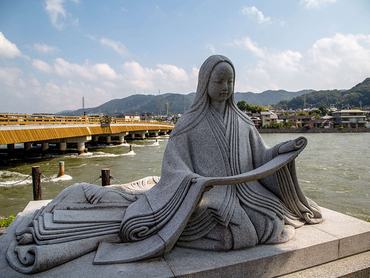 Murasaki úrhölgy szobra Kiotóban