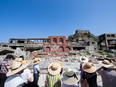 Romos épületek előtt látogatók