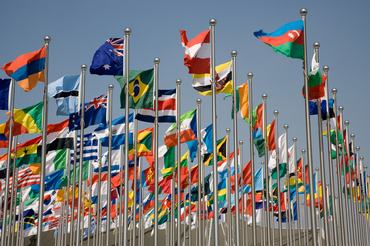 A 2020-as Sanghaji Expo összes részt vevő országának zászlói láthatók a helyszín bejáratánál.