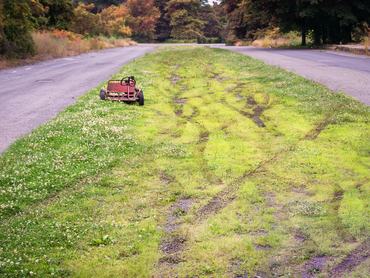 Elhagyatott város Amerikában, a képen egy mezőn egy gyerek játékával