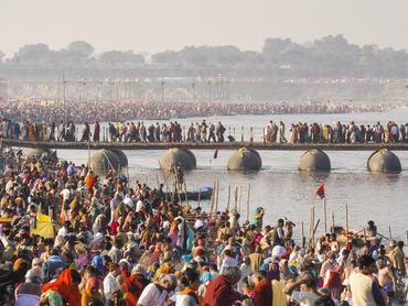 Vallási zarándokok szent fürdőt vesznek a Gangesz folyóban, a Kumbh Mela ünnepen.