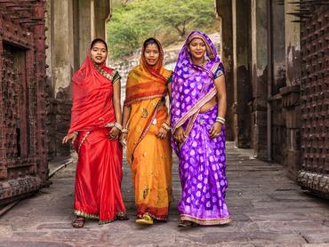 Három nő tradícionális száriban van