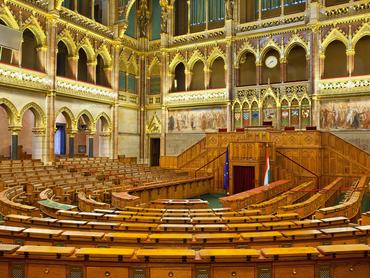 A parlament épülete belülről, az ülésterem
