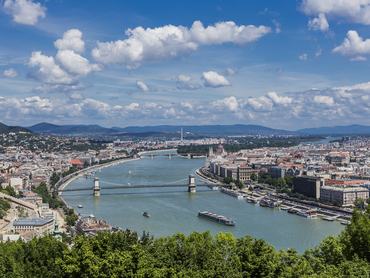 Hungary, Central Hungary, Budapest . The river Danube, on the left, the town of Buda and, on the right, the town of Pest from Gellért-hegy (Gellért Hill)
