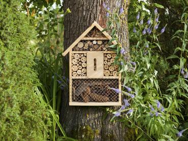 egy méhhotel a kertben