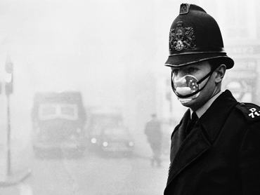 A policeman from the City of London Police Force wears a face mask to protect himself against the city smog. (Photo by © Hulton-Deutsch Collection/CORBIS/Corbis via Getty Images)