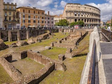 A Colosseum Rómában, az előtérben a Ludus Magnus romjai