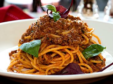 Bolognai spagetti egy tányéron.