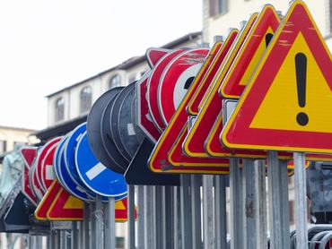 sok közlekedési tábla egymás mögött