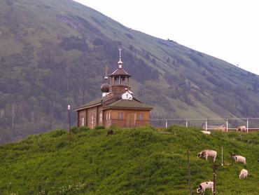 Kilátás a Malokurilskoye-i fatemplomra Shikotan szigetén, Kuril, Oroszország
