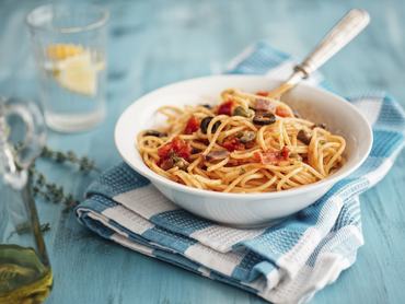 egy tál spagetti zöldfűszerekkel