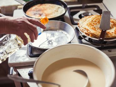 Nagymama palacsintát süt