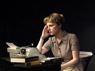 Angelica Torn színésznő Sylvia Plath költőnőt alakítja az Edge című színdarab fotózásán a londoni Islington városrészben található King's Head Theatre-ben. A Paul Alexander rendezésében készült darab ironikus hangvételben dolgozza fel Sylvia Plath életét.