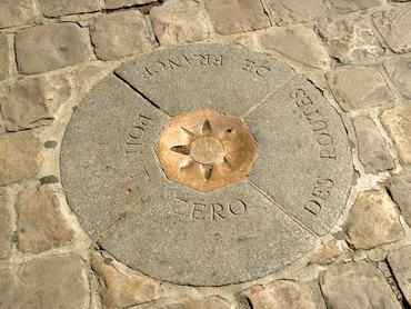 A nulladik kilométert jelölő kő Párizsban, a Notre-Dame szomszédságában.