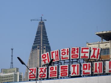 A piramis alakú Ryugyong szálloda építése, Phenjanban, Észak-Koreában, 2008. április 18-án.