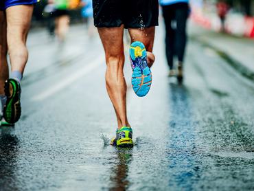 water sprays from under running shoes runner men