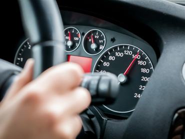 Férfi 140 km/h-val hajt az autópályán
