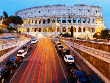 Közlekedés Rómában a Colosseum előtt