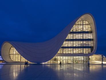 Zaha Hadid által tervezett Heyday Aliyev Központ este fotózva, Baku, Azerbajdzsán
