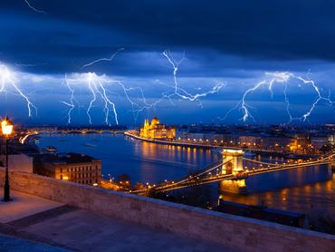 Budapest felett esőfelhők és villámok