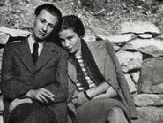 Gyarmati Fanni és Radnóti Miklós 1938-ban. Egy padon ülnek, Fanni a fejét Radnóti vállára hajtja