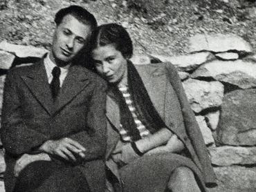 Gyarmati Fanni és Radnóti Miklós 1938-ban. Egy padon ülnek, Fanni a fejét Radnóti vállára hajtja