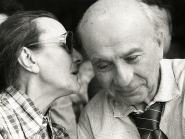 Illyés Gyula és Kozmutza Flóra 1979-ben. Az idősödő Flóra a kopaszodó Illyés fülébe súg valamit
