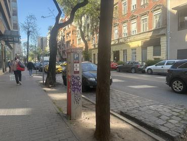 parkoló autók egy fővárosi utcán az automata mellett