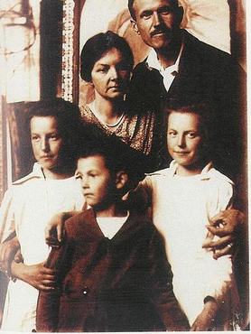 Bory Jenő családjával