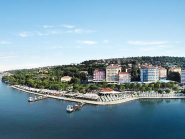 Portorozi látkép, a képen az Adriai-tenger és a LifeClass Hotels&Spa szállodái.