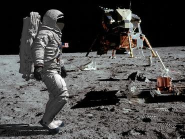 3D rendering. Astronaut walking on the moon. CG Animation. Elements of this image furnished by NASA. https://www.flickr.com/photos/projectapolloarchive/21473302379/