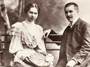 A fiatal Móricz Zsigmond esküvője napján feleségével, Holics Jankával