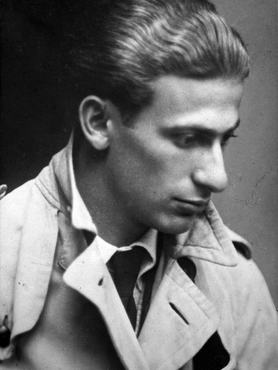 Radnóti Miklós 1930-as portréja. Lefelé néz, ballonkabátot visel