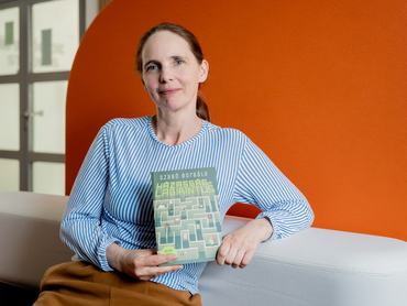 Szabó Borbála Házasságlabirintus című könyvével a kezében