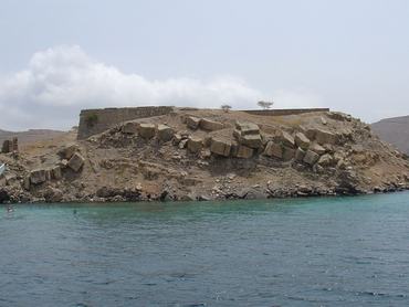 A kopár Telegraph Island a tenger felől.