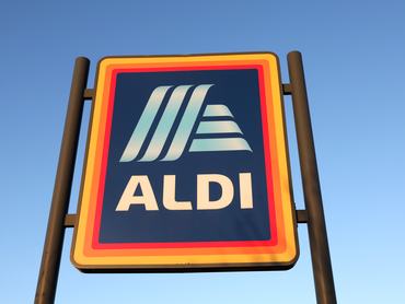 HOLMES CHAPEL, ANGLIA – DECEMBER 14.: Az Aldi logója látható az egyik üzletük előtt 2022. december 14-én Holmes Chapelben, Angliában. (Fotó: Nathan Stirk/Getty Images)