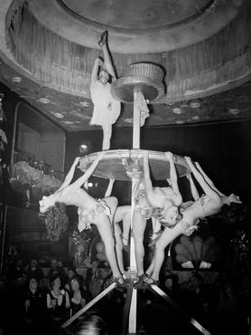 csilláron lógó táncosnők a budapesti Arizona mulatóban, 1938