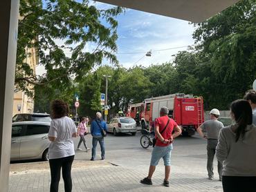tűz a nyugati pályaudvar mellett, tűzoltók és bámész emberek