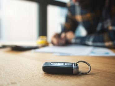 Egy autó kulcsa az asztalon.