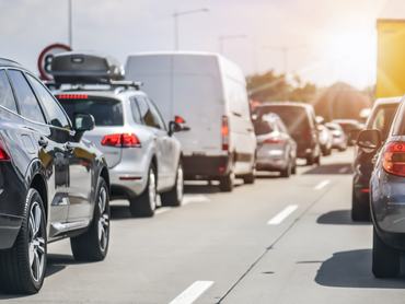 Autók a városi utcán a csúcsforgalomban. Autó az autópályán, forgalmi dugóban.