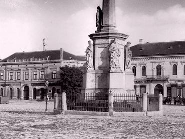 A bajai Szentháromság tér 1934-ben