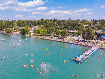 Balatoni strand fürdőzőkkel a levegőből fotózva