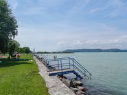 A magyarországi Zamárdi a Balaton partján fekszik. Nyugodt, zöld és gyönyörű hely. Kiváló választás családi nyaraláshoz.