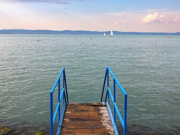 Vízbe vezető lépcső egy balatoni strandon