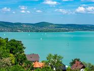 Kilátás Balatonfüredre a Balaton-parti apátságból, Magyarország