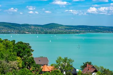 Kilátás Balatonfüredre a Balaton-parti apátságból, Magyarország