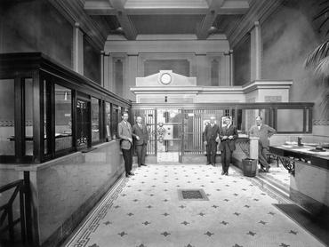 Tipikus kis bank New Yorkban, 1922-ben, banktisztviselőkkel a nyitott széf előtt
