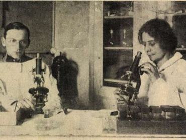 Kaffka Margit férjével, Bauer Ervinnel egy laboratóriumban