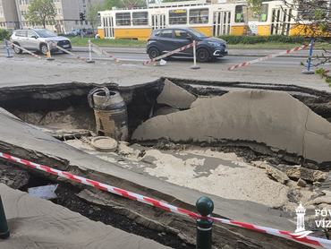 Csőtörés miatt beszakadt az úttest Budapest 13. kerületében, a Róbert Károly körút 40. szám előtt 2026. április 20-án