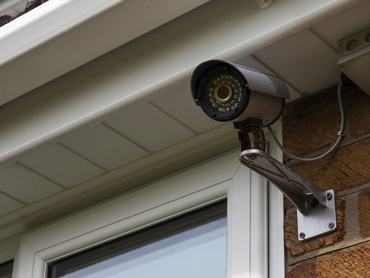 Biztonsági kamera egy családi ház külső falán